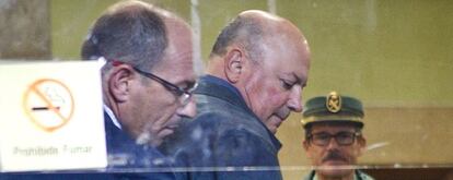 El exsubdirector de Mercasevilla Daniel Ponce (en el centro) junto a su abogado Simón Fernández, a la entrada de la Audiencia de Sevilla.