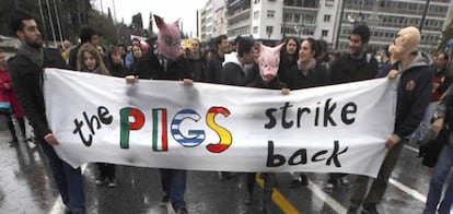 Manifestantes griegos contra los planes del Gobierno de subir los impuestos