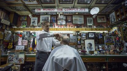 Curro Rodríguez, actual peluquero de la Barbería Curro, en Sevilla, un lugar emblemático para los seguidores del músico Silvio.