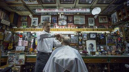 Curro Rodr&iacute;guez, actual peluquero de la Barber&iacute;a Curro, en Sevilla, un lugar emblem&aacute;tico para los seguidores del m&uacute;sico Silvio. 