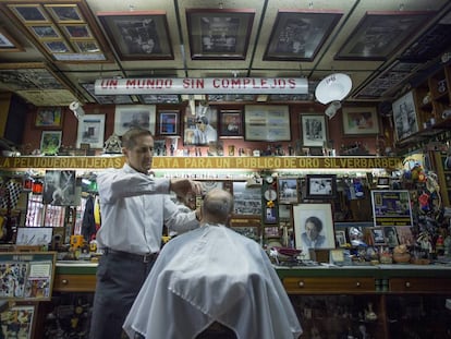 Curro Rodr&iacute;guez, actual peluquero de la Barber&iacute;a Curro, en Sevilla, un lugar emblem&aacute;tico para los seguidores del m&uacute;sico Silvio. 