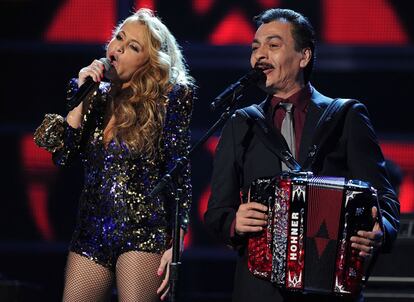 Paulina Rubio canta a dúo con Los tigres del Norte, durante la presentación del grupo mexicano en la 12ª entrega de los Grammy latinos, en Las Vegas, el 10 de noviembre de 2011