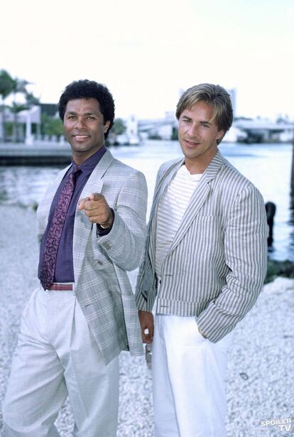 Don Johnson& Philip Michael Thomas. Corrupción en Miami.
	Las oscilaciones y caprichos del gusto a veces gastan malas jugadas. Y lo que ayer llevaba la firma o el estilo Armani o Versace y dos policías como árbitros de la elegancia, tres décadas después se nos aparece con esa imagen de nuevo rico que acaba de descubrir los mocasines sin calcetines. Y si no, que se lo pregunten a Julio Iglesias.