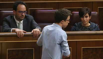 De izquierda a derecha, Antonio Hernando, Iñigo Errejón e Isabel Rodríguez, en el Congreso.