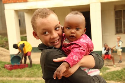 En África, al tratarse de una afección hereditaria, las altas tasas de endogamia disparan la cifra de un albino por cada 4.000 nacimientos.