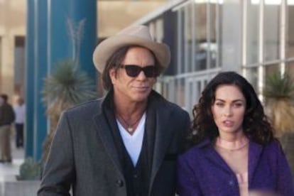 Megan Fox y Mickey Rourke en la película 'Passion play', que el actor definió como "mala".