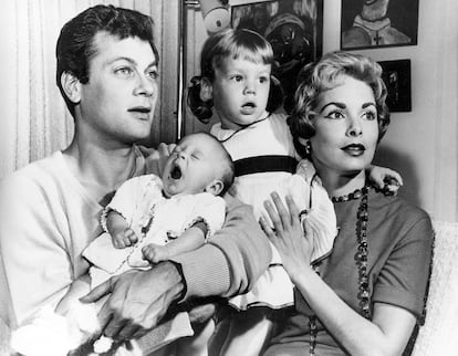 Tony y Janet Leigh con sus hija Kelly, de 2 años y la recién nacida Jamie Lee en Hollywood, California. Imagen del 16 de enero de 1959.