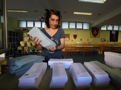 Montaje de un colegio electoral para las elecciones municipales, autonómicas y europeas del 26-M en Madrid.