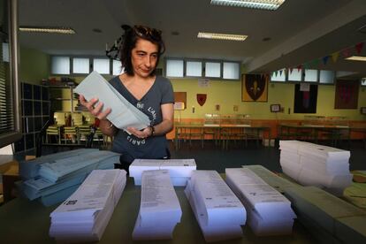 Montaje de un colegio electoral para las elecciones municipales, autonómicas y europeas del 26-M en Madrid.