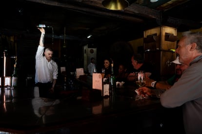 Un camarero sirve sidra en un bar durante el apagón, a 28 de abril de 2025, en Gijón (Asturias).