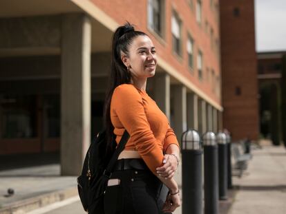 Andrea Fernández, estudiante de tercero de Psicología de la Universidad de Barcelona, en el campus de Mundet.