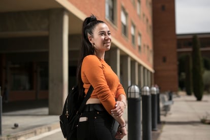 Andrea Fernández, estudiante de tercero de Psicología de la Universidad de Barcelona, en el campus de Mundet.