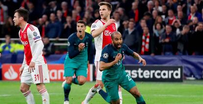 Los jugadores del Tottenham Lucas Moura y Erik Lamela festejan el gol de la clasificación frente a la frustración de los futbolistas del Ajax.