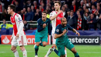 Los jugadores del Tottenham Lucas Moura y Erik Lamela festejan el gol de la clasificación frente a la frustración de los futbolistas del Ajax.