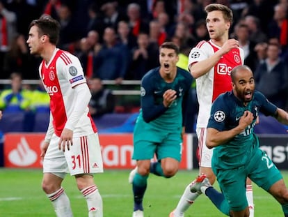 Los jugadores del Tottenham Lucas Moura y Erik Lamela festejan el gol de la clasificación frente a la frustración de los futbolistas del Ajax.