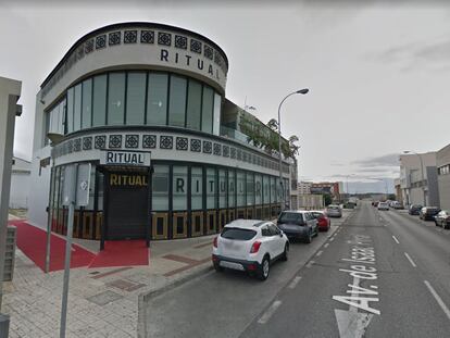 Exterior de la discoteca, en la calle Isaac Peral de Málaga, donde ha ocurrido el suceso, en una imagen de 2019, cuando el establecimiento tenía otro nombre.