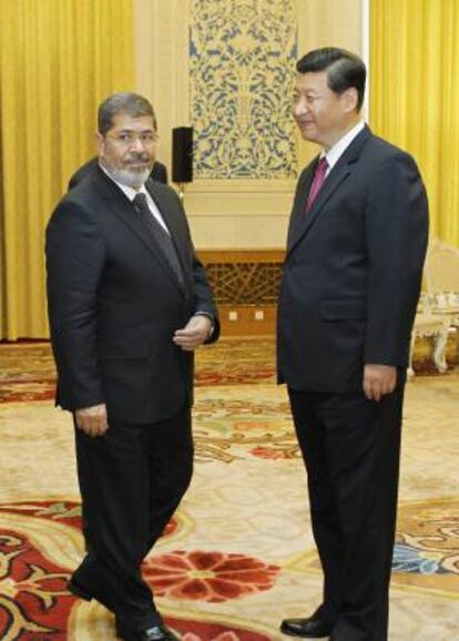 El presidente de Egipto Mohamed Morsi (i) habla con el vicepresidente de China Xi Jinping (d) durante una reunión este, miércoles 29 de agosto de 2012, en el Gran Salón del Pueblo en Pekín (China).