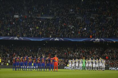 los jugadores del Barcelona y Moenchengladbach, durante el minuto de silencio, antes del partido, por los jugadores del Capecoense muertos en accidente aereo en Colombia.