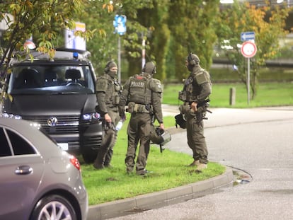 Unos policías, este sábado en el exterior del aeropuerto de Hamburgo.