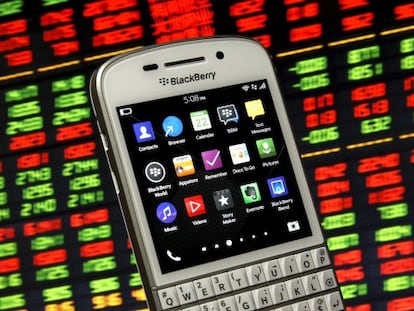 El tel&eacute;fono con teclado Q10 de Blackberry