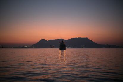 Amanecer visto desde la proa del barco.