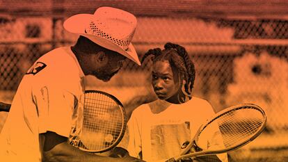 Una joven Serena Williams atiende a las instrucciones de su padre.