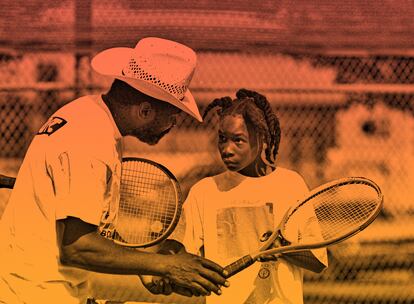 Una joven Serena Williams atiende a las instrucciones de su padre.