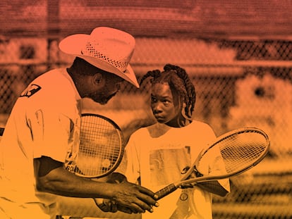 Una joven Serena Williams atiende a las instrucciones de su padre.