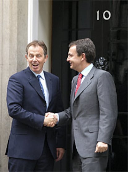 El primer ministro británico recibe al líder del Ejecutivo español a las puertas de su residencia en Londres.