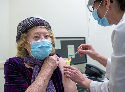 Una mujer recibe la vacuna de Pfizer contra la covid