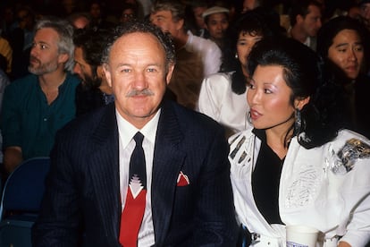 Gene Hackman y su segunda esposa, la pianista Betsy Arakawa, que ha sido encontrada muerta junto a Hackman en extra?as circunstancias, fotografiados en Los ?ngeles en 1986.