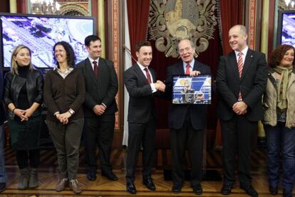 Ibon Areso entrega un recuerdo a Efrén Vázquez, en la recepción del Ayuntamiento de Bilbao.