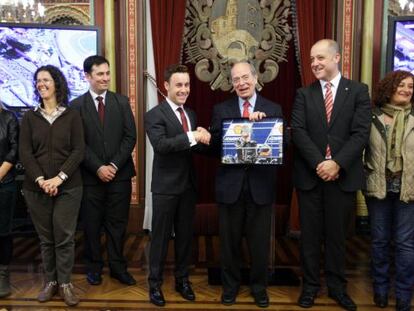 Ibon Areso entrega un recuerdo a Efrén Vázquez, en la recepción del Ayuntamiento de Bilbao.