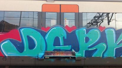 Una pintada en un tren de Renfe de Cercan&iacute;as. 