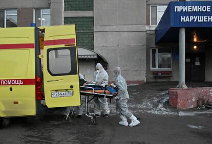 Sanitarios de emergencias en la ciudad siberiana de Omsk, el pasado 28 de octubre. 
