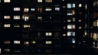 Un juego geométrico de luces y sombras en la noche del barrio madrileño de Chamberí.