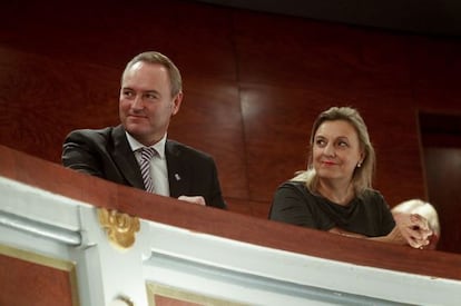 Alberto Fabra y su exesposa, Cristina Fortanet, en un palco del Teatro Principal de Castell&oacute;n en 2011.