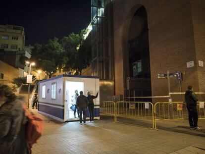 El ambulatorio Horta, ayer por la noche, acordonado tras los desprendimientos