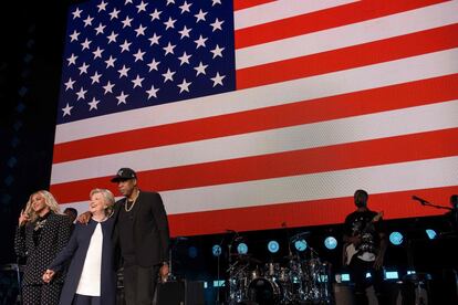 Los reyes absolutos de la música actual de Estados Unidos. Beyoncé y Jay Z cantaron, bailaron y pidieron a sus fans que voten a Clinton en Cleveland (Ohio) el jueves. La diva de Houston dijo que tras la elección de un afroamericano en 2008, ahora es el turno de una mujer.