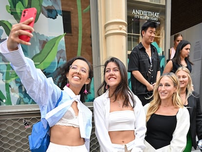 La actriz Sarah Jessica Parker con dos fans en Nueva York, el 8 de junio de 2023.