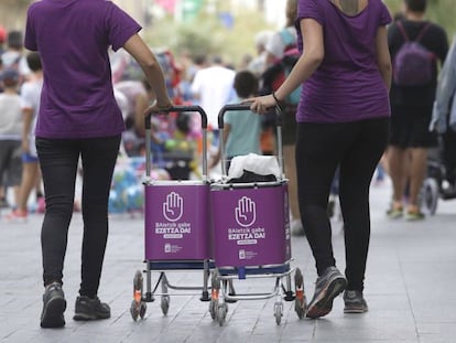 Dos mujeres participan en la campaña informativa contra la violencia sexista en las fiestas de San Sebastian.