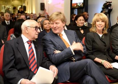 El rey Guillermo de Holanda con el presidente de la TPIY, Theodor Meron, a la izquierda, hoy en La Haya. 