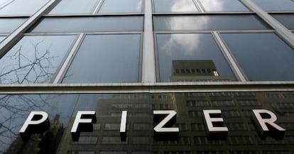 Vista de la fachada de la sede mundial de Pfizer, en Nueva York.