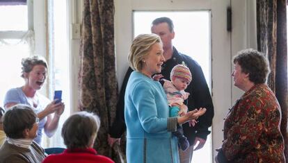 Hillary Clinton, en una visita de campaña a una cafetería de Keene (New Hampshire) el pasado mes de abril.