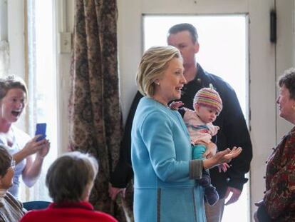 Hillary Clinton, em uma visita de campanha a uma cafeteria de Keene (New Hampshire) em abril.