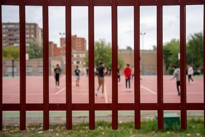 Varios alumnos juegan en una pista deportiva del IES Arquitecto Peridis, en Leganés (Madrid).