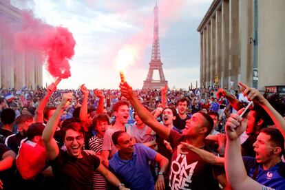 Aficionados franceses celebran la victoria de su selección en París.