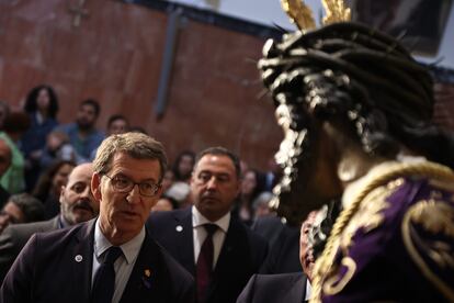 El presidente del PP, Alberto Núñez Feijóo junto al Señor del Gran Poder durante el besamanos, este martes en Sevilla.