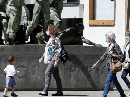 Tres mujeres con mascarilla pasean por la avenida Carlos III en Pamplona.