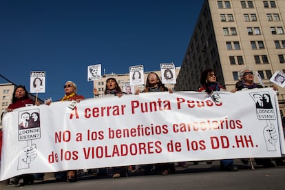 manifestantes pidiendo el cierre del penal Punta Peuco